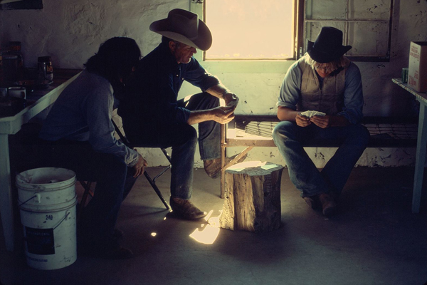 Des cowboys en pleine partie de poker