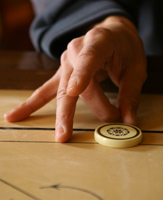 Le tir avec le majeur au carrom