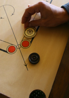 Le tir avec le pouce au carrom